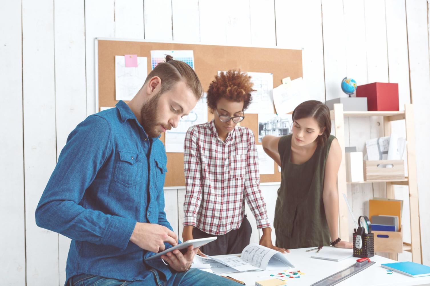 Profesionales trabajando en estrategias financieras personalizadas