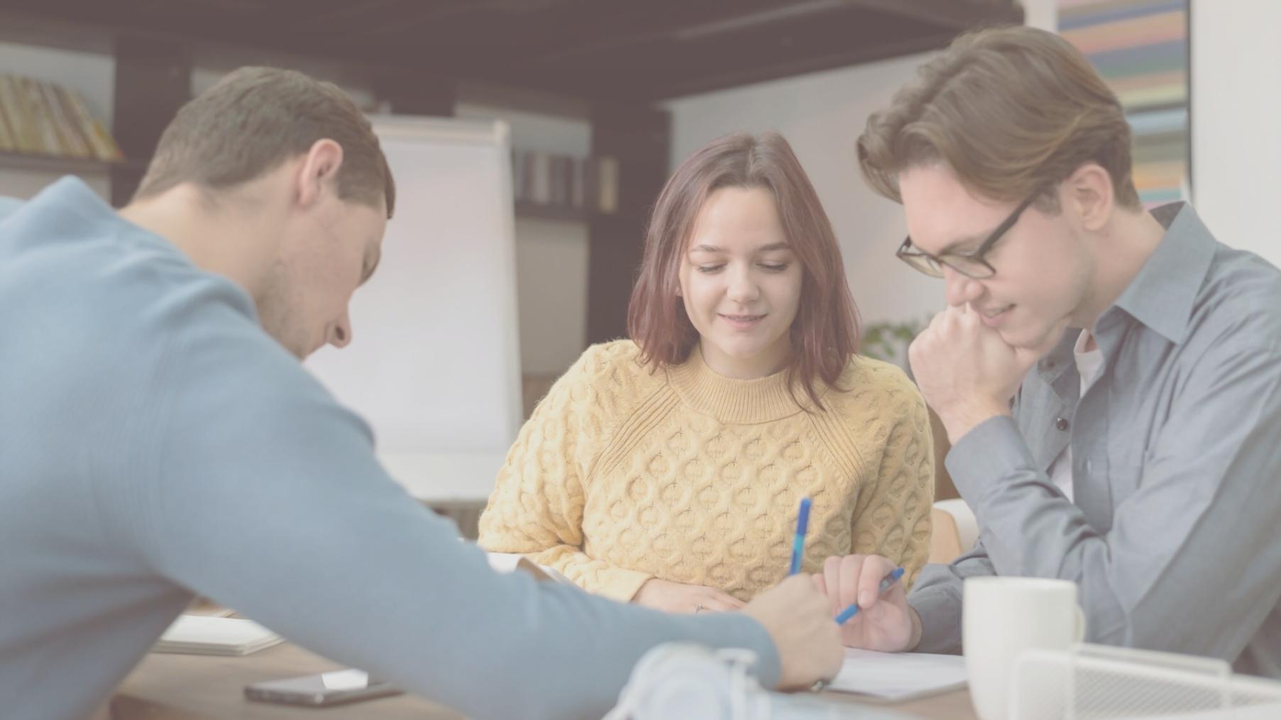 Equipo directivo de plorasetvium trabajando en estrategias financieras