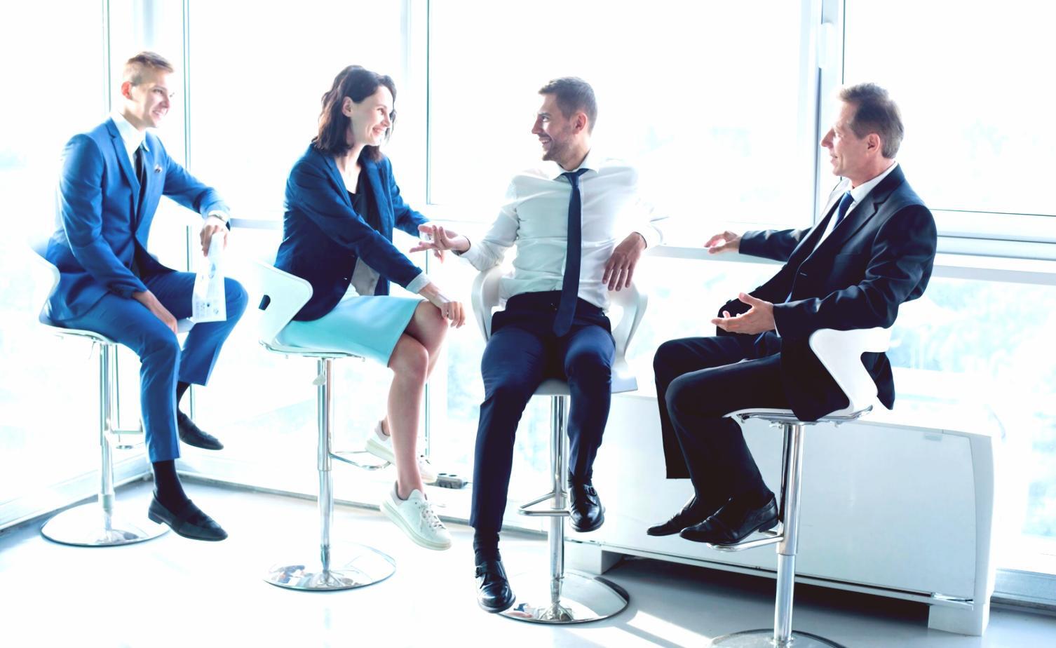 Grupo de personas colaborando en sesión de aprendizaje financiero